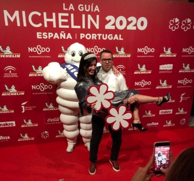 Paco Morales y su esposa celebran la segunda Estrella Michelin lograda por el restaurante Noor