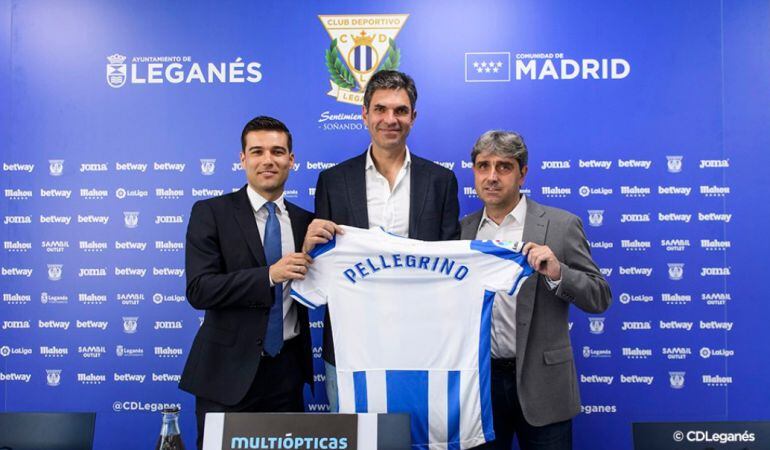 Pellegrino, junto a los directores general y deportivo