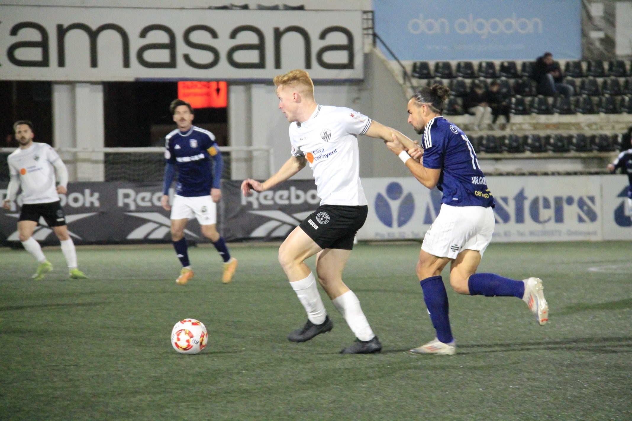 Imagen del choque entre el Ontinyent y el C.F. Benidorm