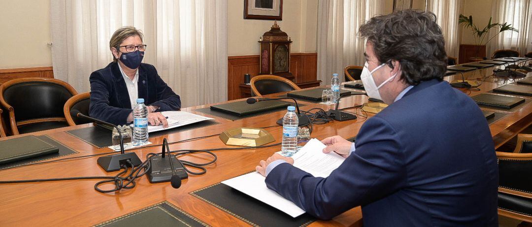 La conselleira do Mar, Rosa Quintana, y el presidente de la Autoridad Portuaria de A Coruña, Martín Fernández Prado