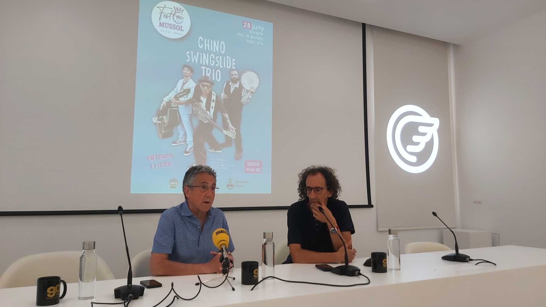 Pep Jordá i Jacobo Blanes, durant la presentació del FestJazzMussol en la seu de Fundació Mutua Levante