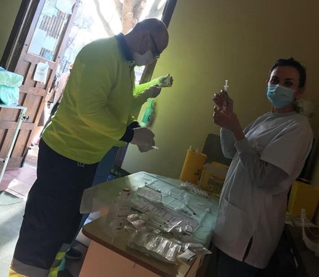 Profesionales preparando las dosis en Belmonte