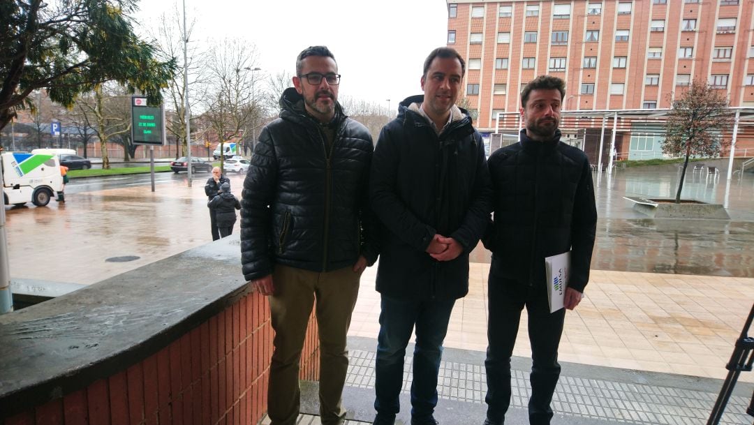 Responsables de Emulsa con el concejal Olmo Ron en el centro en la presentación del Plan especial de limpieza por barrios.