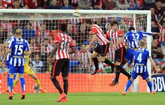 Aritz Aduriz cabecea en un partido ante el Deportivo