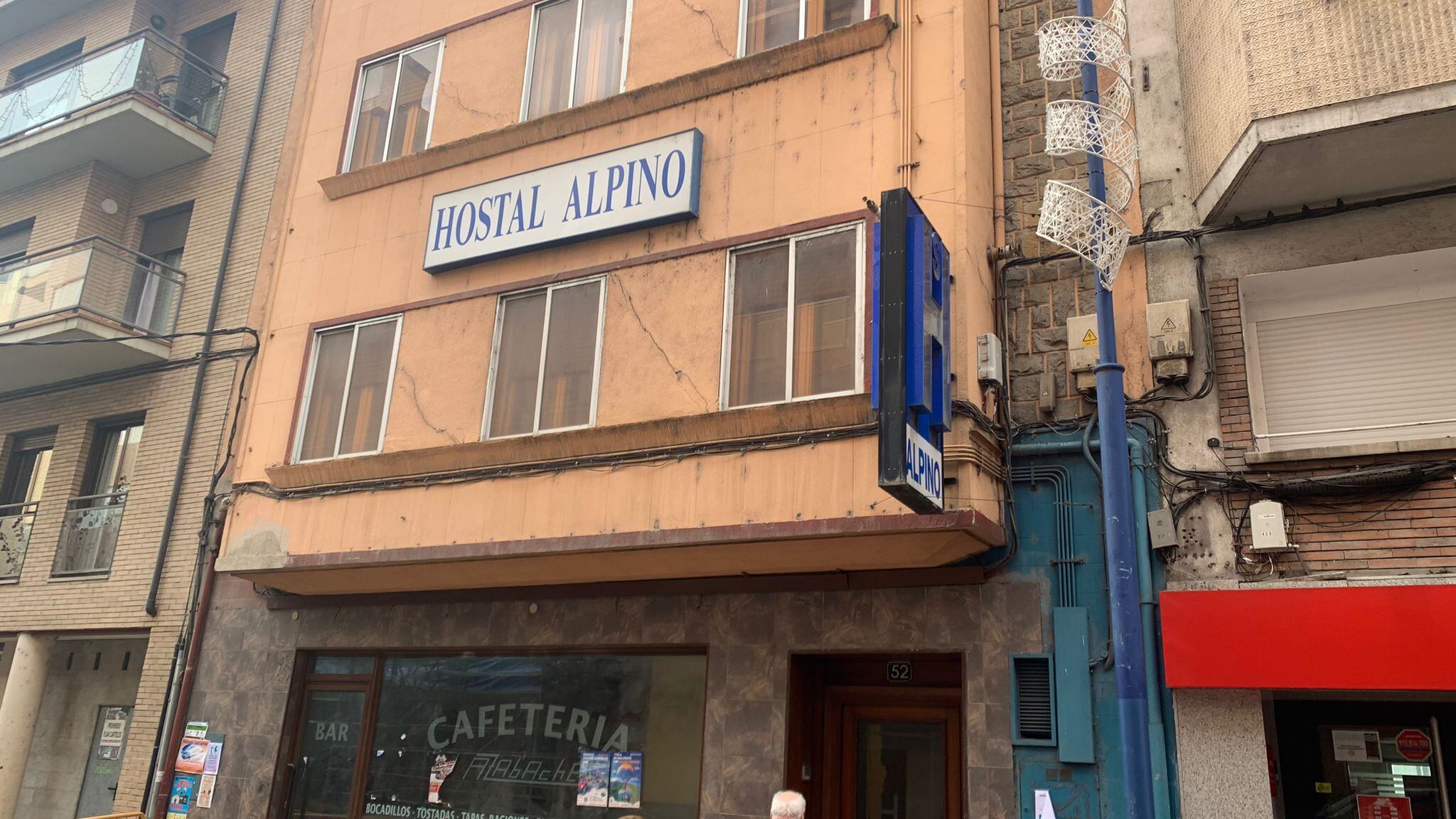 Situación actual de deterioro de la fachada del Hotel Alpino, en la calle Serrablo de Sabiñánigo
