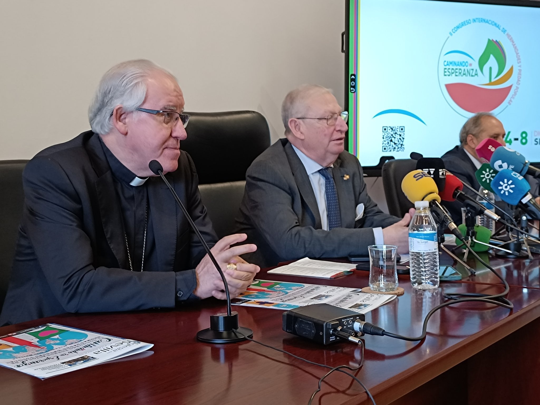 De izquierda a derecha, el arzobispo Saiz Meneses, Paco Vélez y Joaquín de la Peña durante la rueda de prensa de este jueves