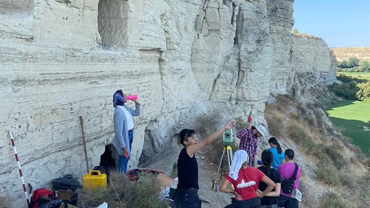 Arqueólogos del CSIC y la Universidad de Granada (proyecto MEMOLab) en las cuevas-granero de las Hafas de Benamaurel, en pleno Geoparque de Granada