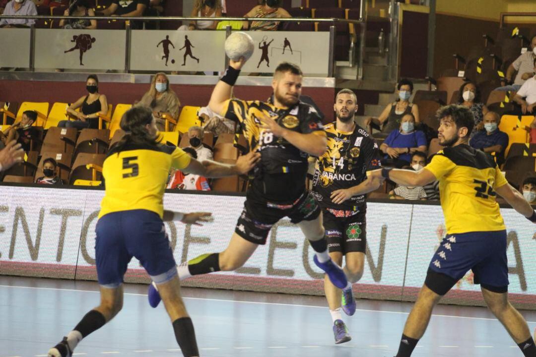 Virbauskas lució en su primer partido en León