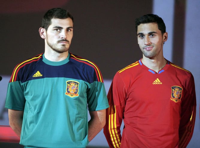 Casillas y Arbeloa posan con nueva equipación que la Selección utilizará en el Mundial de Sudáfrica