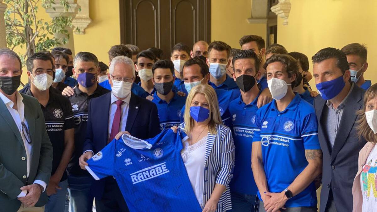 La alcaldesa de todos los jerezanos "pasa" del Xerez CD