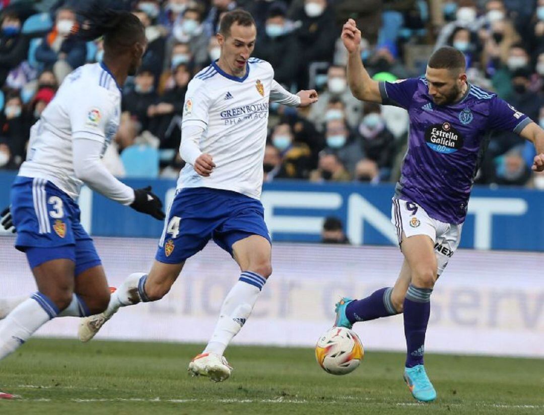 Petrovic intenra robar el balón e Weissman en el partido ante el Valladolid