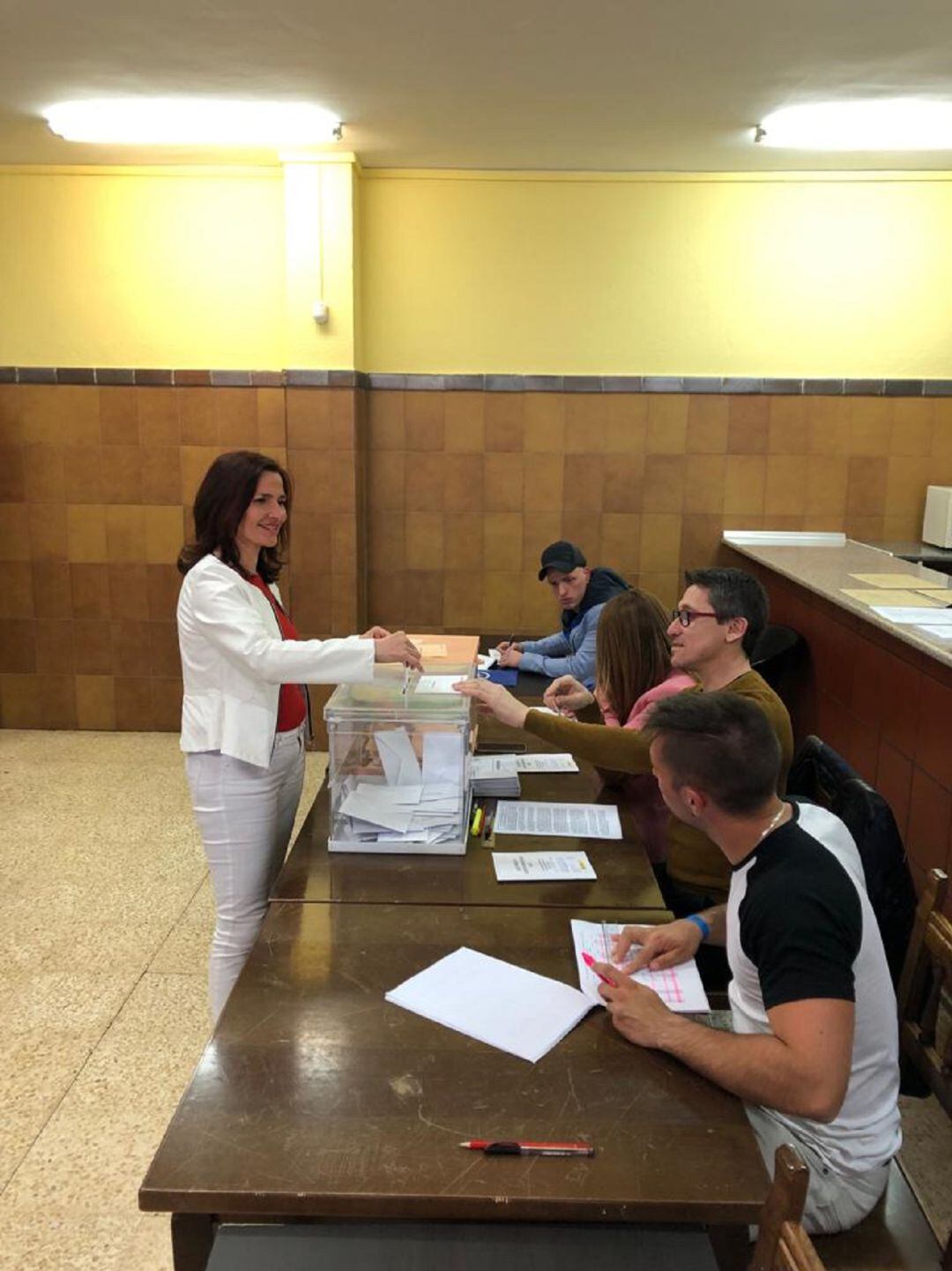 María Luz Martínez Seijo votando en Guardo (Palencia)