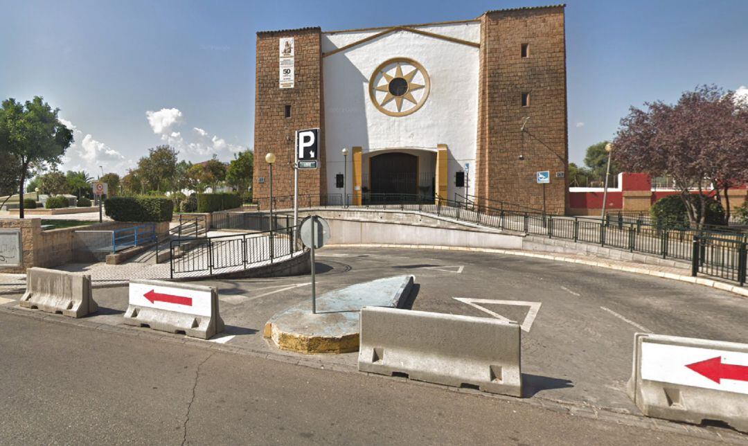 Acceso al aparcamiento público de la Plaza San Juan Bosco, junto a la parroquia de San Agustín.