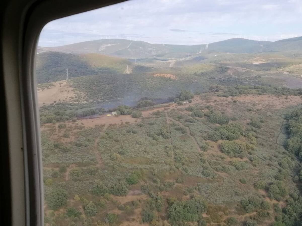 Dos incendios forestales permanecen activos en el Bierzo