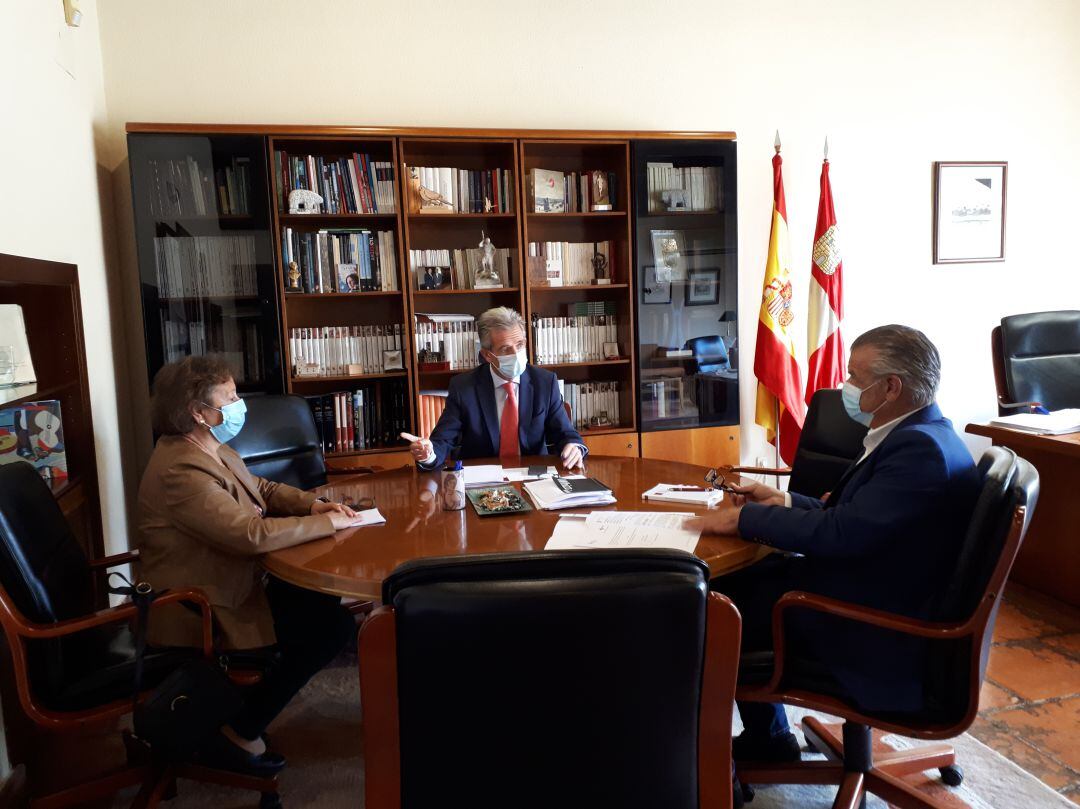 El alcalde de El Barco de Ávila se ha reunido con la gerente de Salud y con el delegado territorial de la Junta