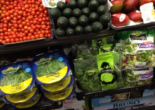 ¡ERROR! Bolsas sin refrigeración en la frutería de un mercado madrileño.