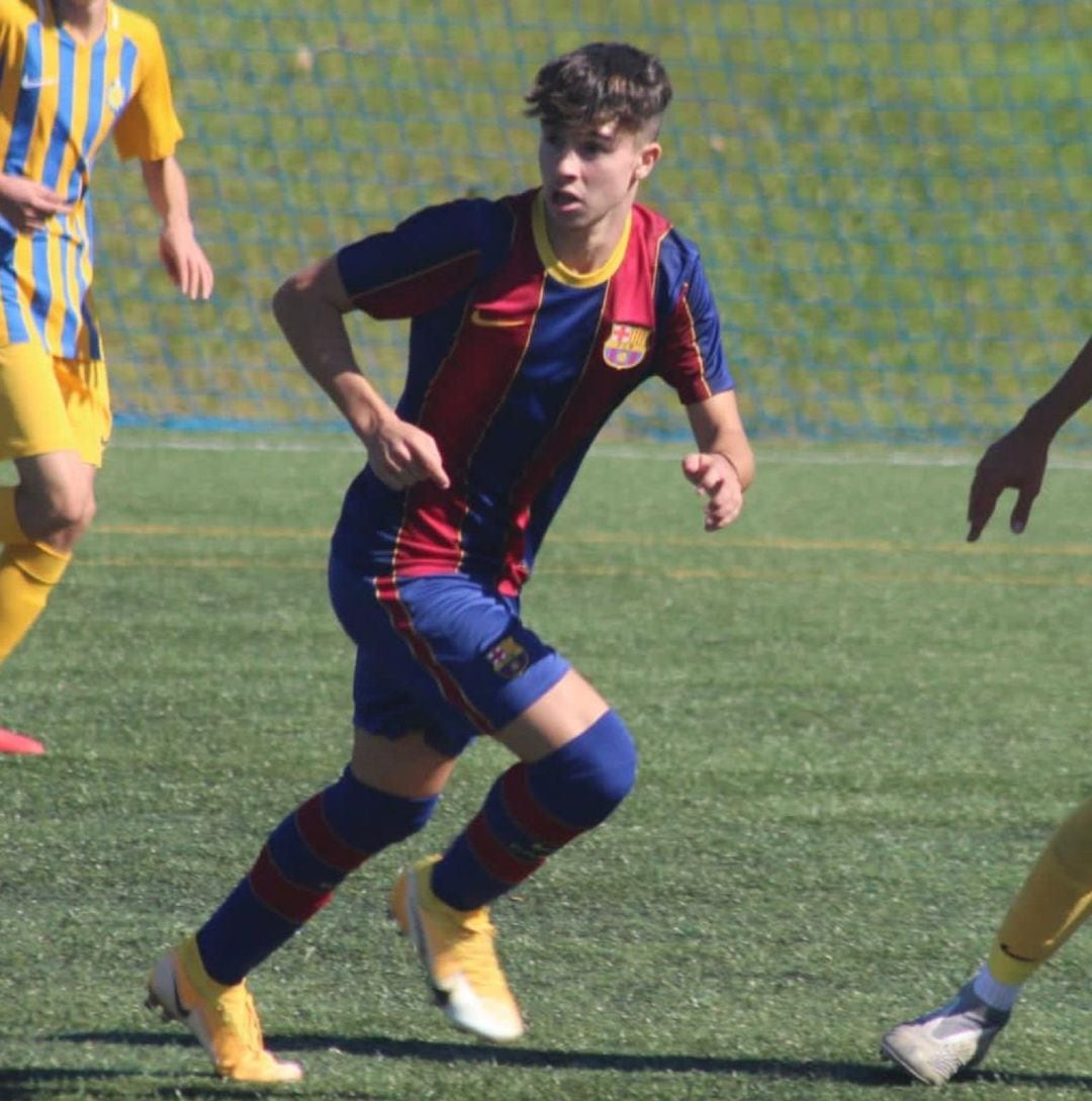 Hugo Alba sigue forjando su carrera futbolística en el F. C. Barcelona