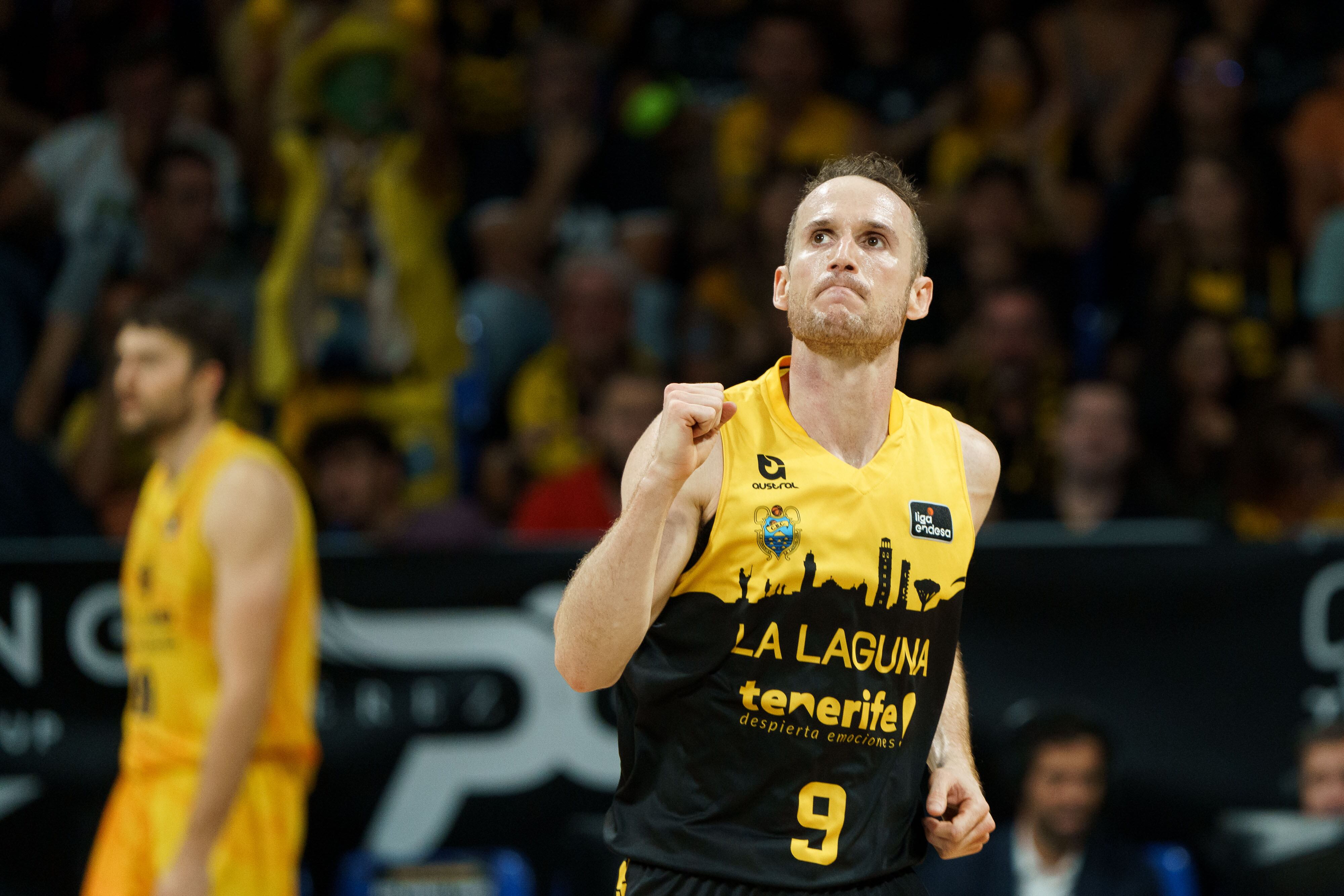 LA LAGUNA (TENERIFE), 27/10/2024.- El base del Laguna Tenerife, Marcelinho Huertas este domingo, durante el partido de la Liga Endesa, entre el Laguna Tenerife y el Dreamland Gran Canaria, en el Pabellón Santiago Martín de La Laguna (Tenerife). EFE/ Ramón de la Rocha
