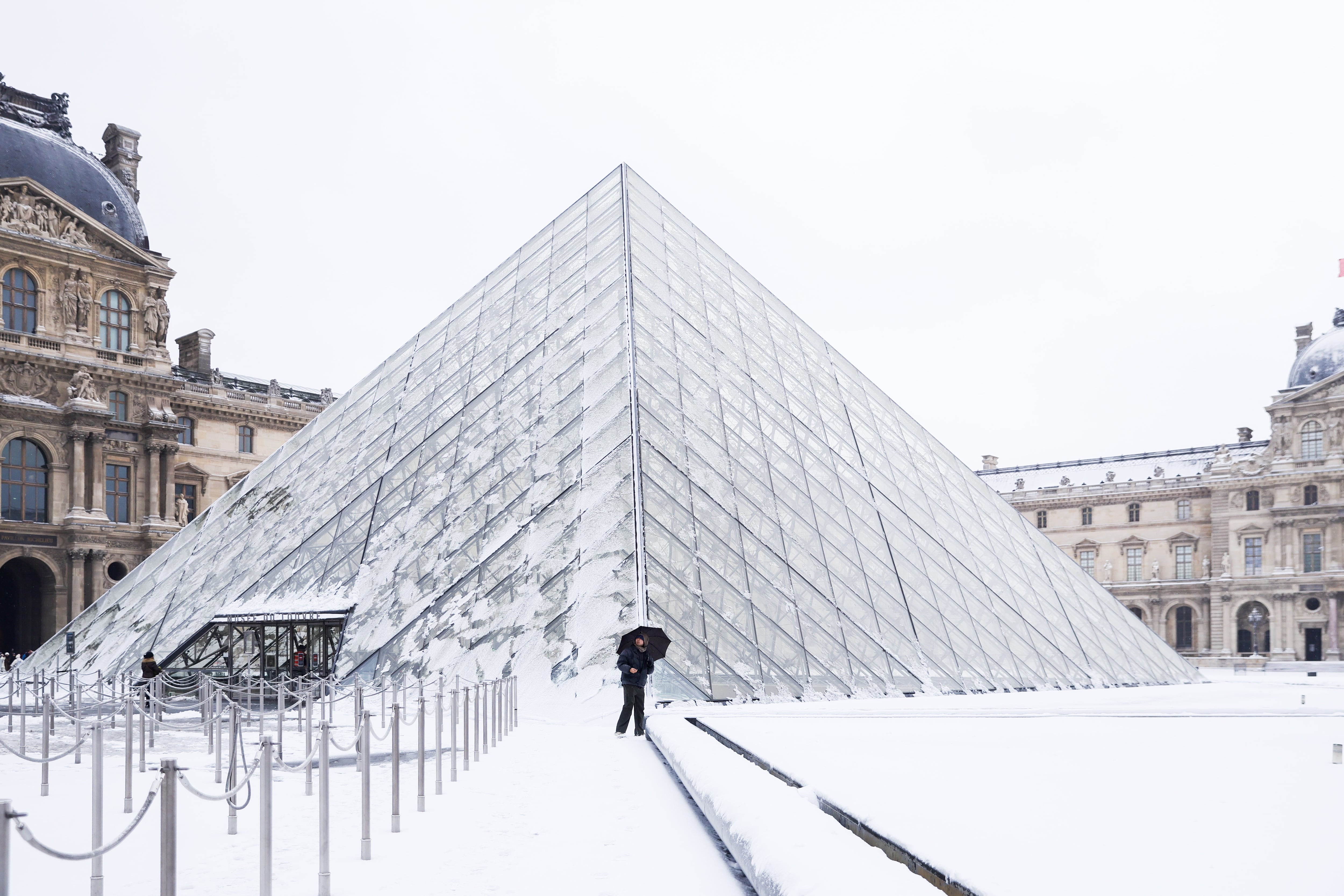 El museo del Louvre cubierto por la nieve