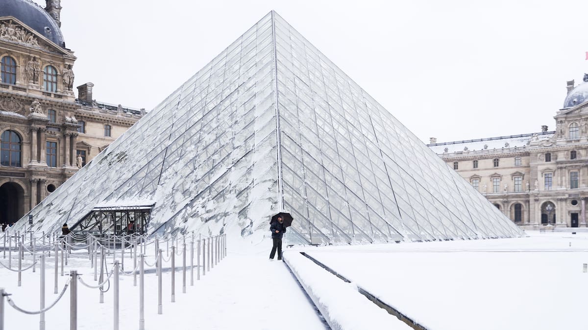 El temporal de nieve obliga a cancelar decenas de vuelos en París y Bruselas