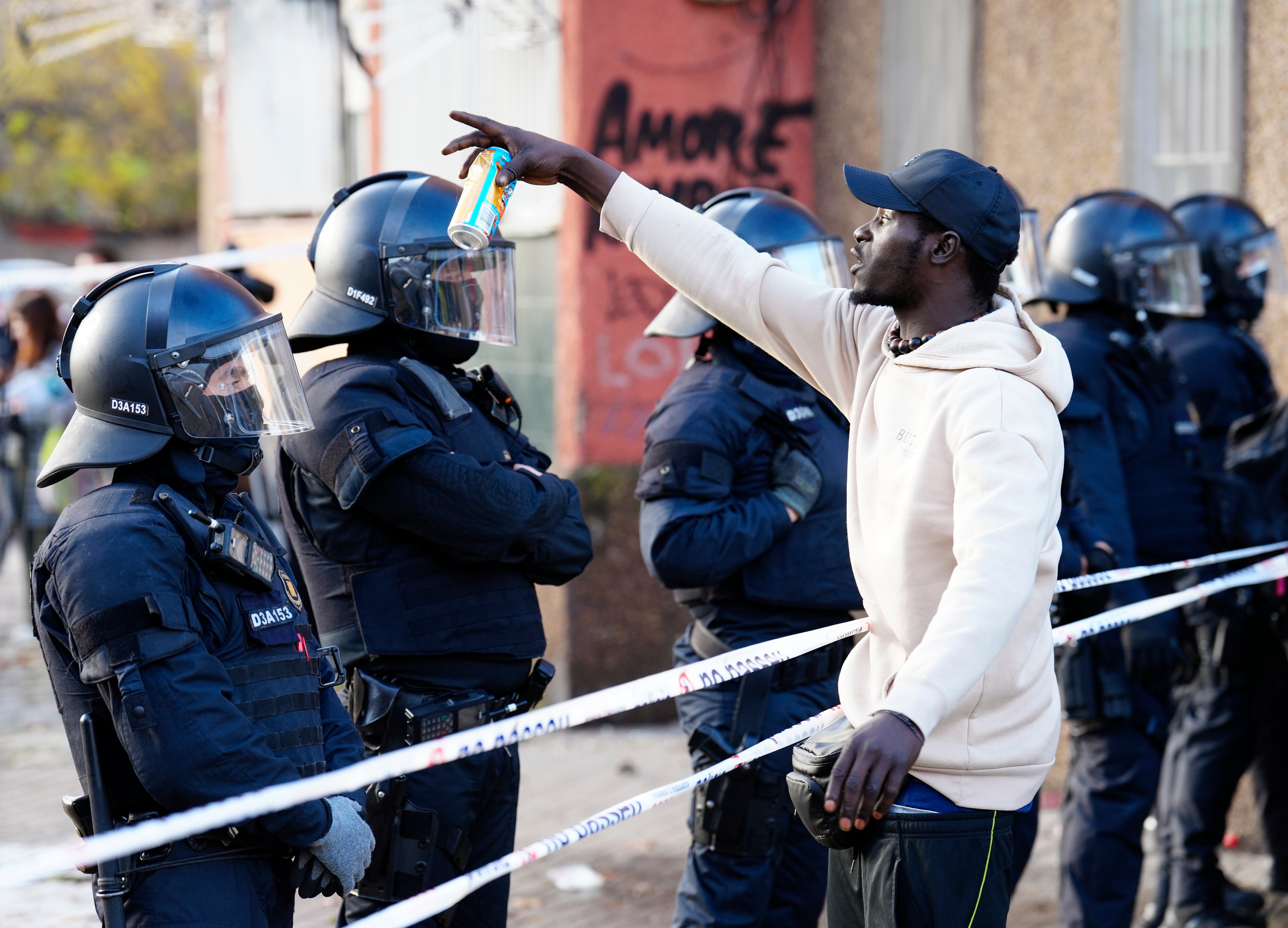 La Policía Nacional ha detenido a 18 personas en situación irregular tras el desalojo del antiguo instituto Badalona IX. EFE/ Alejandro Garcia