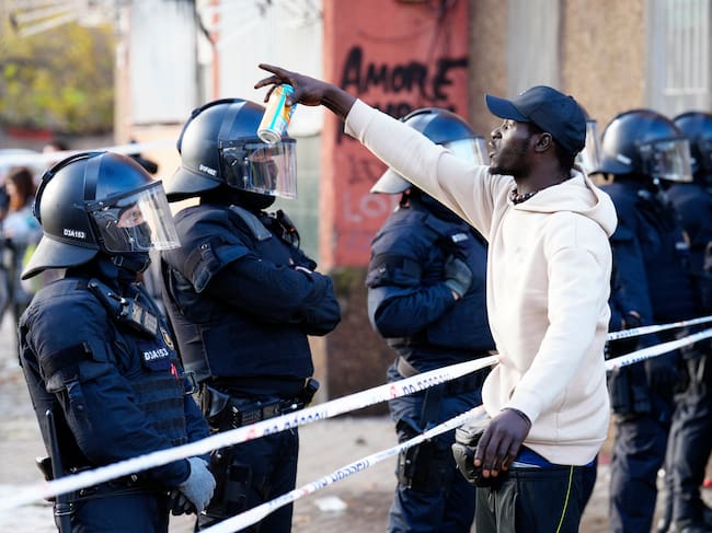 La Policía Nacional ha detenido a 18 personas en situación irregular tras el desalojo del antiguo instituto Badalona IX. EFE/ Alejandro Garcia