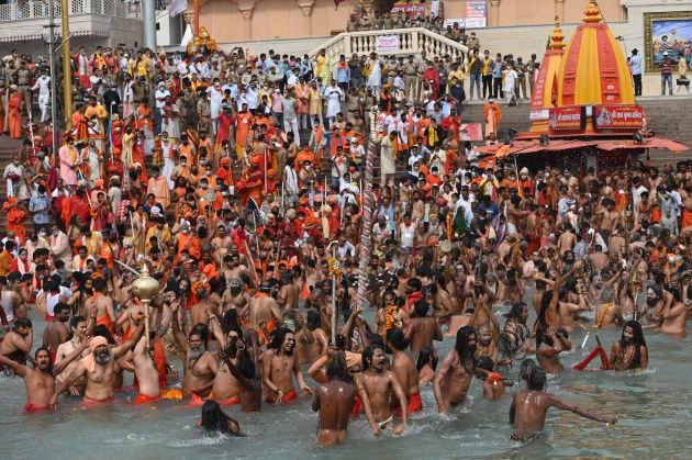 La celebración del festival Kumbh Mela, en la ciudad de Haridwar, reúne a miles de peregrinos hindúes que se congregan por varias semanas sumergiéndose en las orillas del sagrado río Ganges.