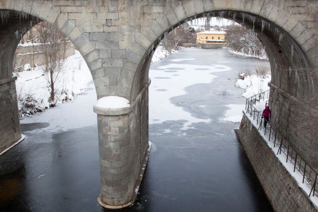 Vista del río Adaja congelado a su paso por Ávila 