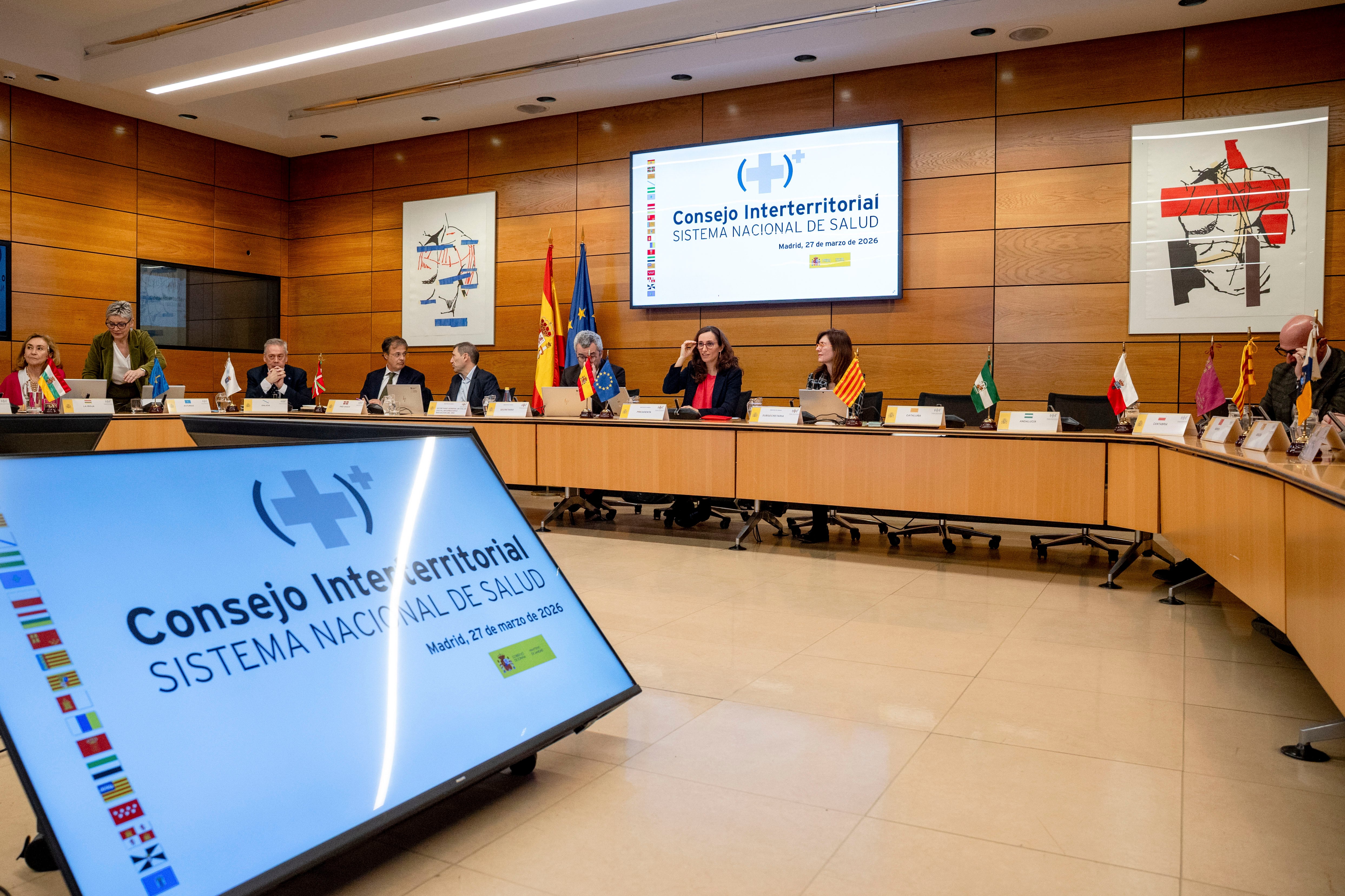 La ministra de Sanidad, Mónica García, preside la reunión del Consejo Interterritorial del Sistema Nacional de Salud, que tal y como pidieron el País Vasco y Madrid incluye en el orden el día un punto específico sobre la huelga de médicos. EFE/ Daniel Gonzalez