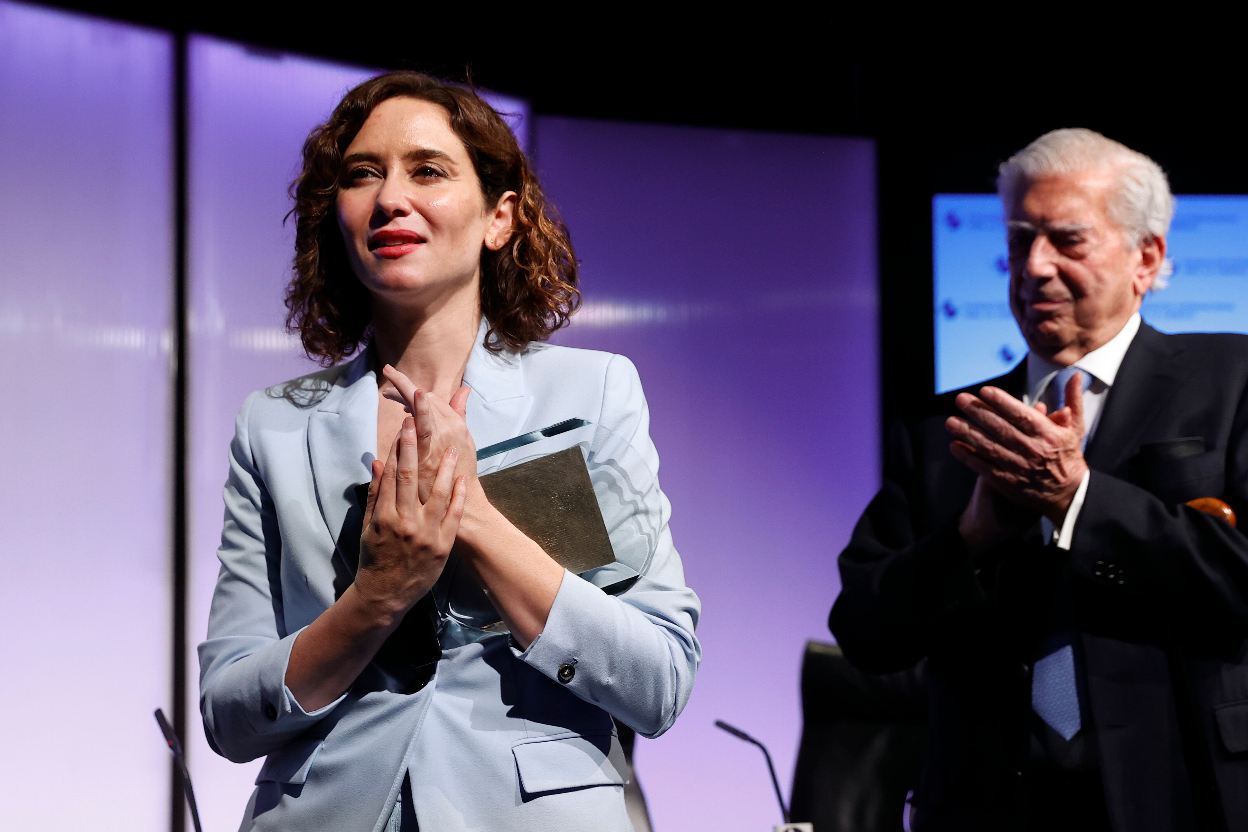 La presidenta de la Comunidad de Madrid, Isabel Díaz Ayuso, recibe el Premio a la Libertad de manos del escritor Mario Vargas Llosa. EFE/ Chema Moya