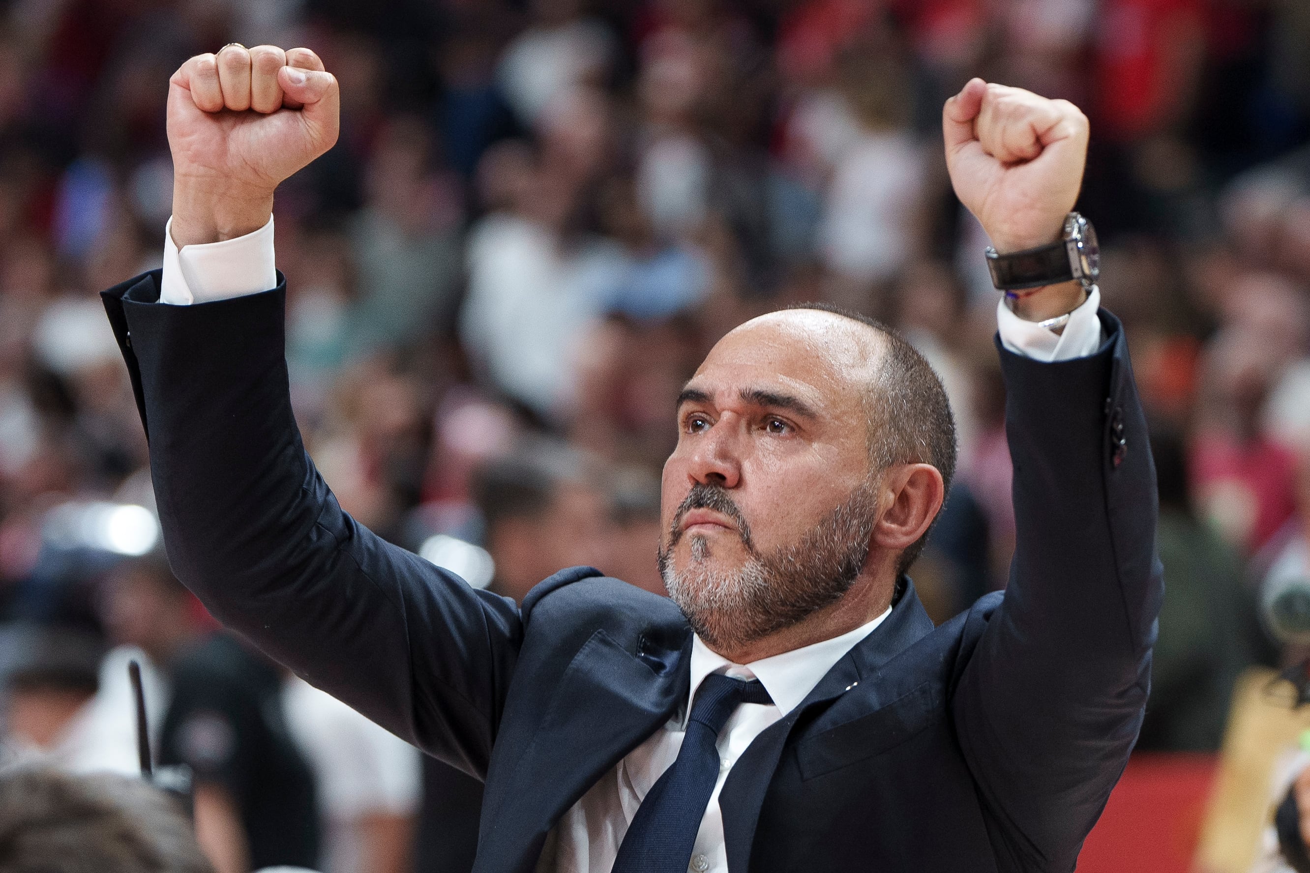 Chus Mateo, entrenador del Real Madrid, celebra el triunfo ante Olympiacos en Euroliga