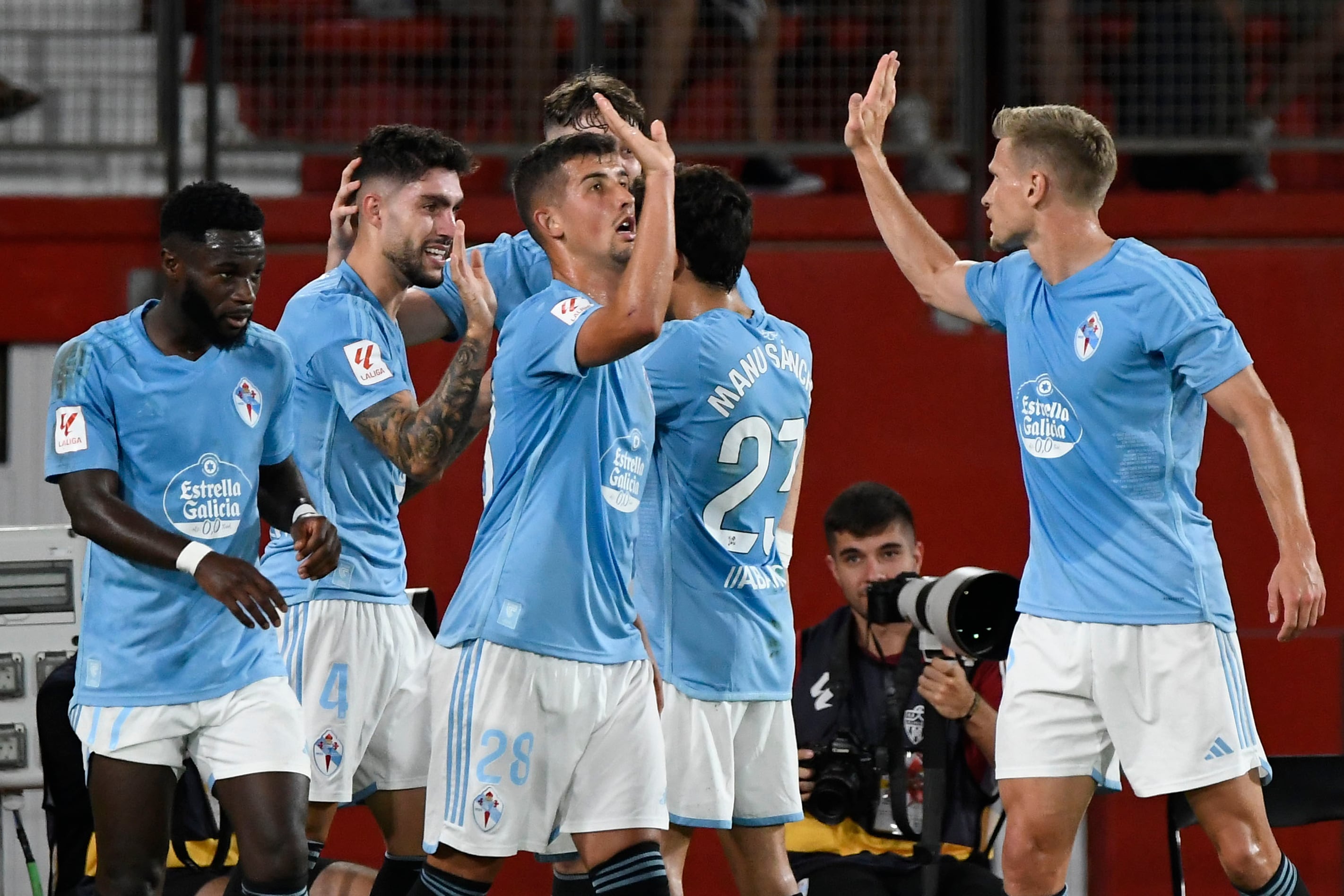 ALMERÍA, 01/09/2023.- El defensa del Celta Unai Núñez (2i) celebra su gol, primero del equipo gallego, durante el partido de la cuarta jornada de LaLiga que UD Almería y Celta de Vigo disputan hoy viernes en el Power Horse Stadium de Almería. EFE/ Carlos Barba
