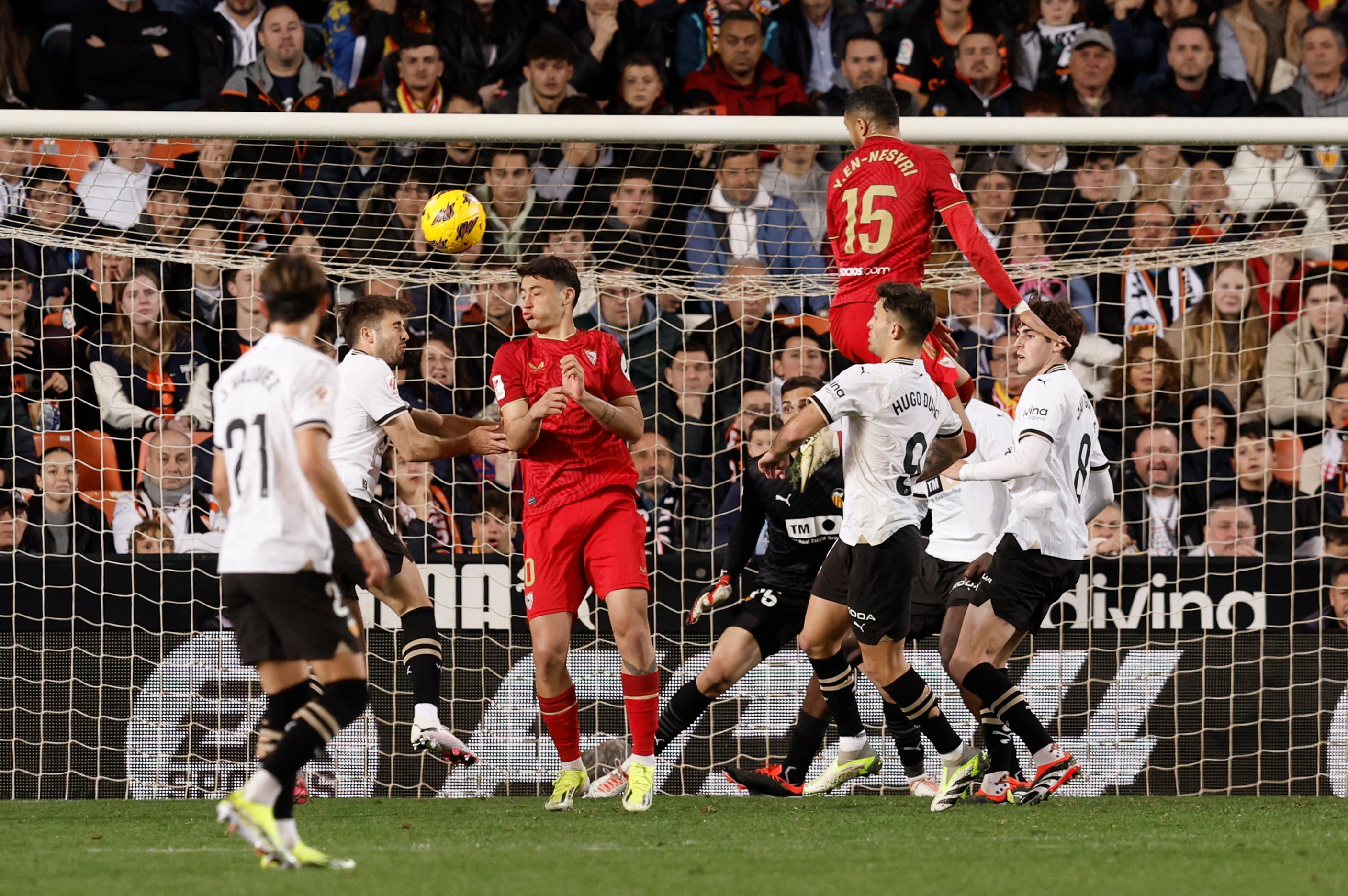 VALENCIA, 13/02/2024.- El delantero del Sevilla Youssef En-Nesyri (d-arriba) remata de cabeza durante el partido de la jornada 25 de LaLiga que Valencia CF y Sevilla FC disputan este sábado en Mestalla. EFE/Kai Fösterling
