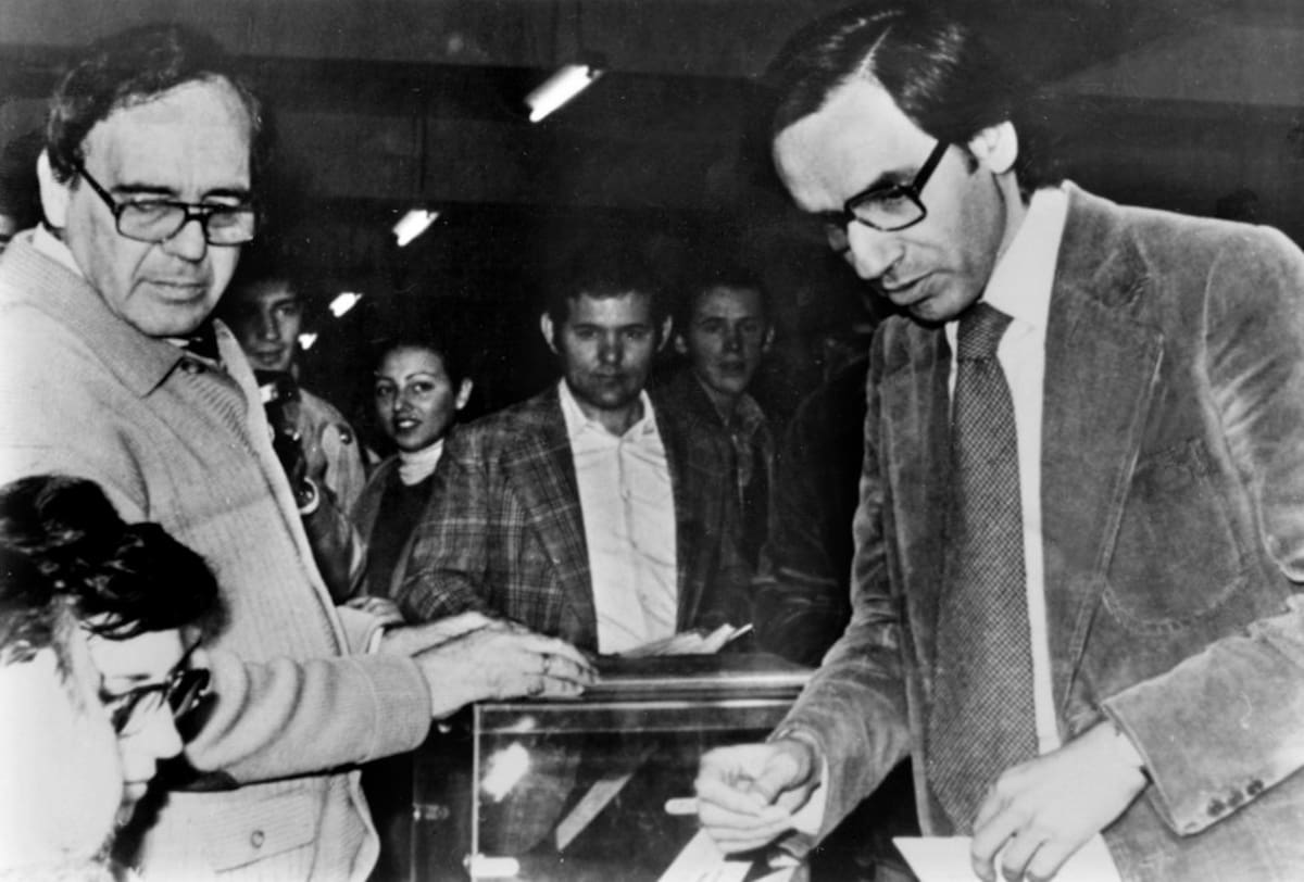 Madrid: 6-12-78.- Alfonso Guerra, "ex número dos" del PSOE, partido que hizo hecho campaña en favor del "sí" a la Constitución, en el momento de depositar su voto en la urna. 