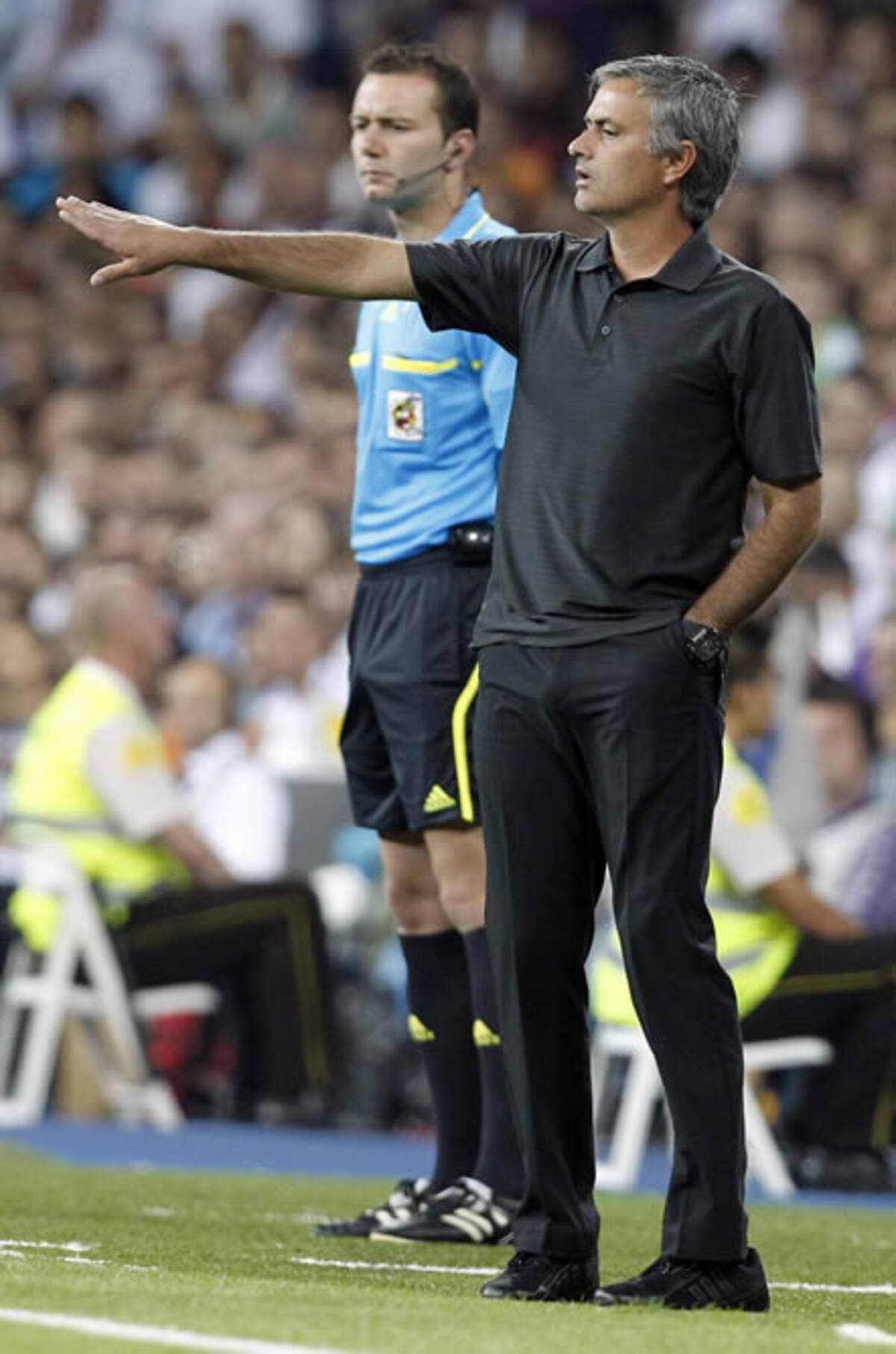 El entrenador portugués del Real Madrid, José Mourinho, da indicaciones a sus jugadores durante el partido frente al FC Barcelona correspondiente a la ida de la Supercopa de España disputada en el estadio Santiago Bernabéu
