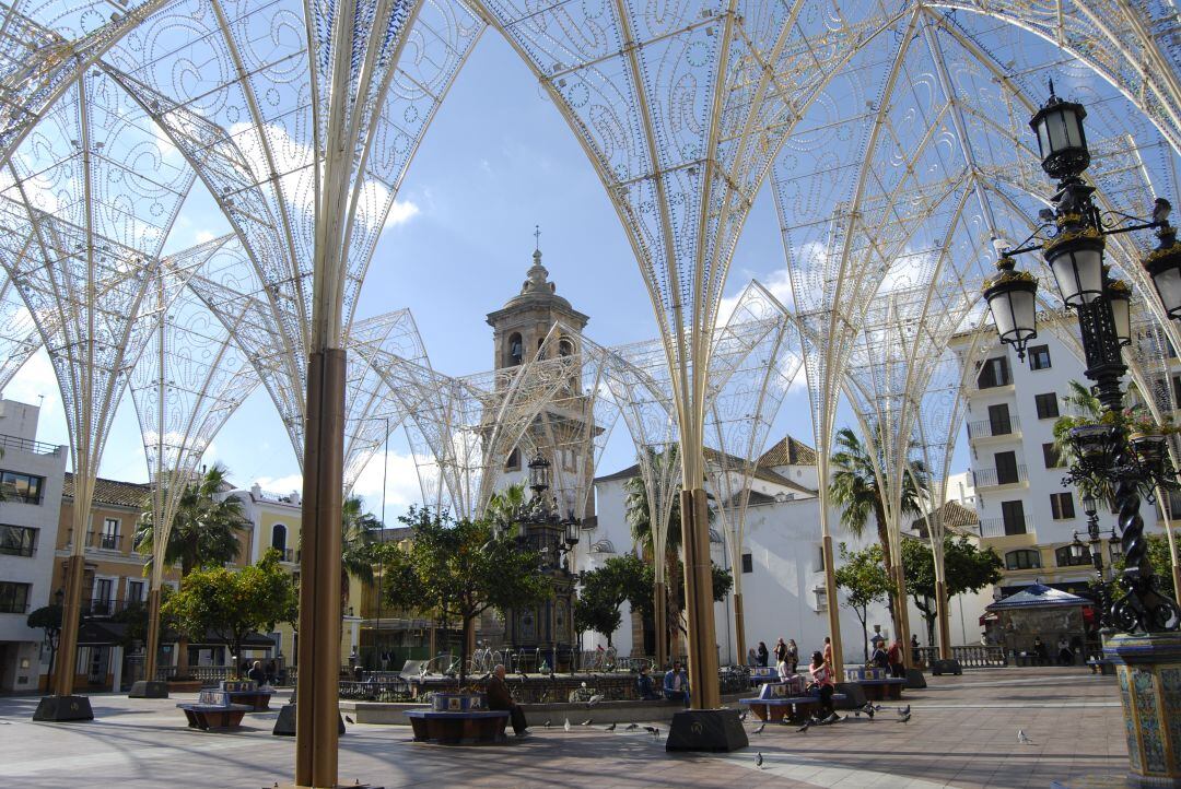 Polémica entre Junta de Andalucía y Ayuntamiento de Algeciras por la estructura del alumbrado navideño en la Plaza Alta.