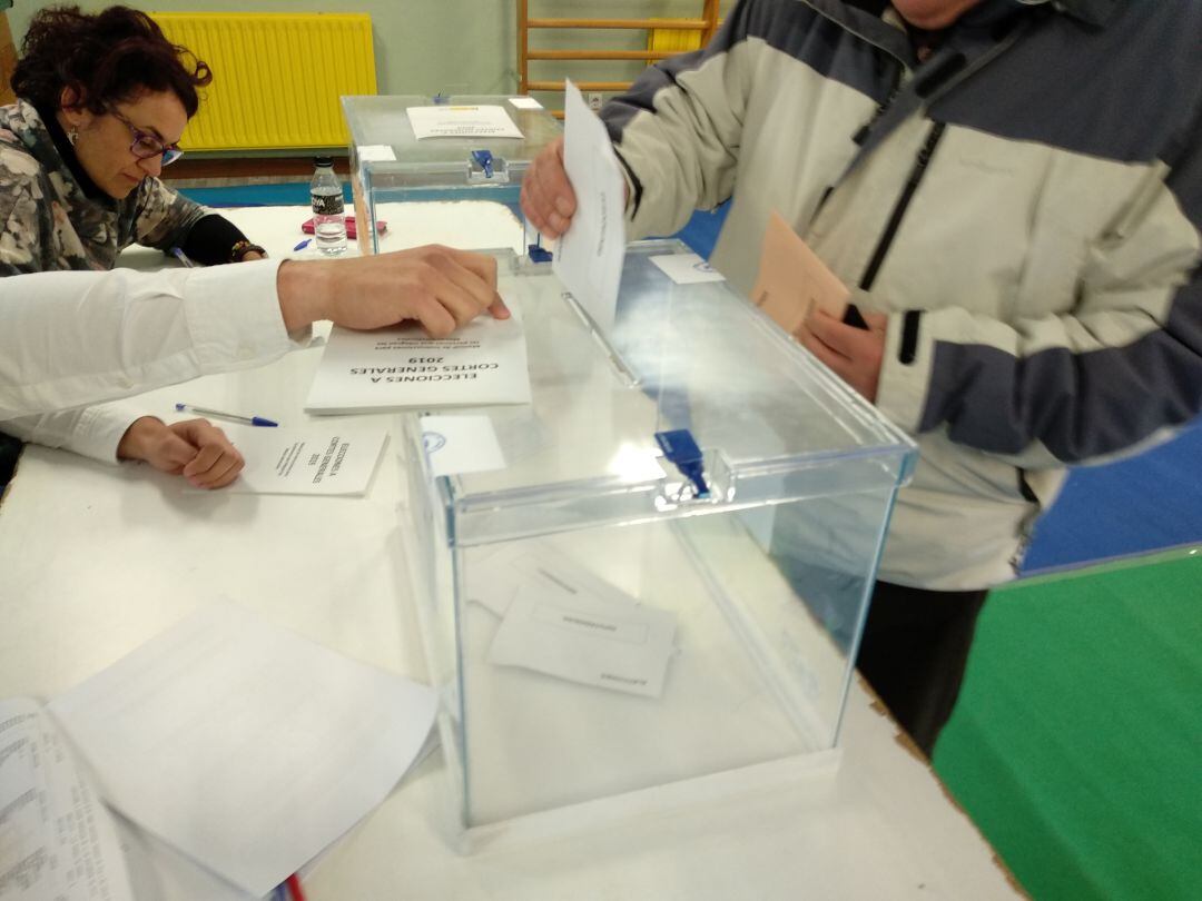 Algunos votantes han madrugado para cumplir con el deber del voto a primera hora, como en esta mesa del colegio Fernán González