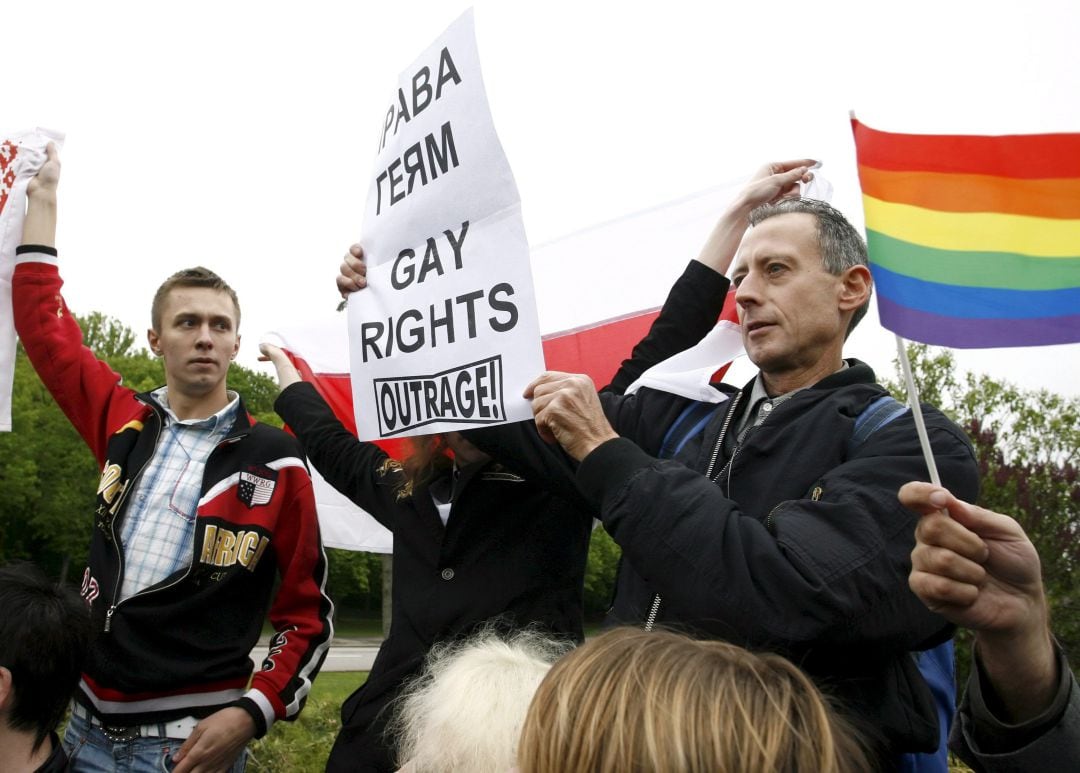 La primera marcha de orgullo gay de la historia de Rusia se celebró en San Petersburgo, entre amenazas, lanzamientos de huevos y un gran dispositivo policial. 