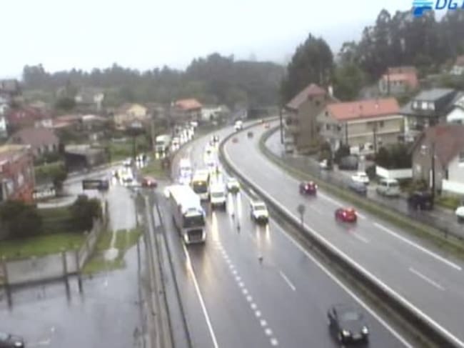 Autobús averiado en la autovía.