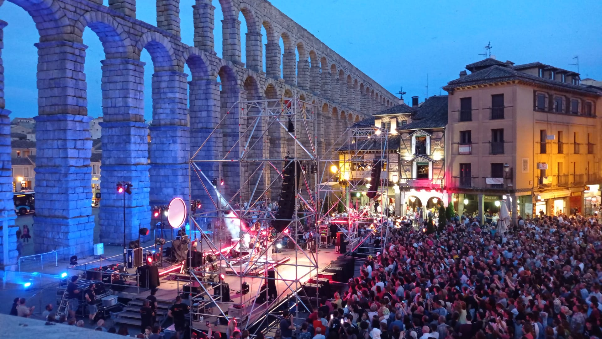 Actuación de Tanxugueiras en la plaza del Azoguejo el día de San Pedro (Segovia)