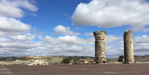 Columnas en el escenario del teatro romano de Segóbriga (Cuenca).