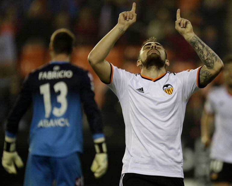 Paco Alcácer celebra su gol ante el Deportivo de la Coruña.