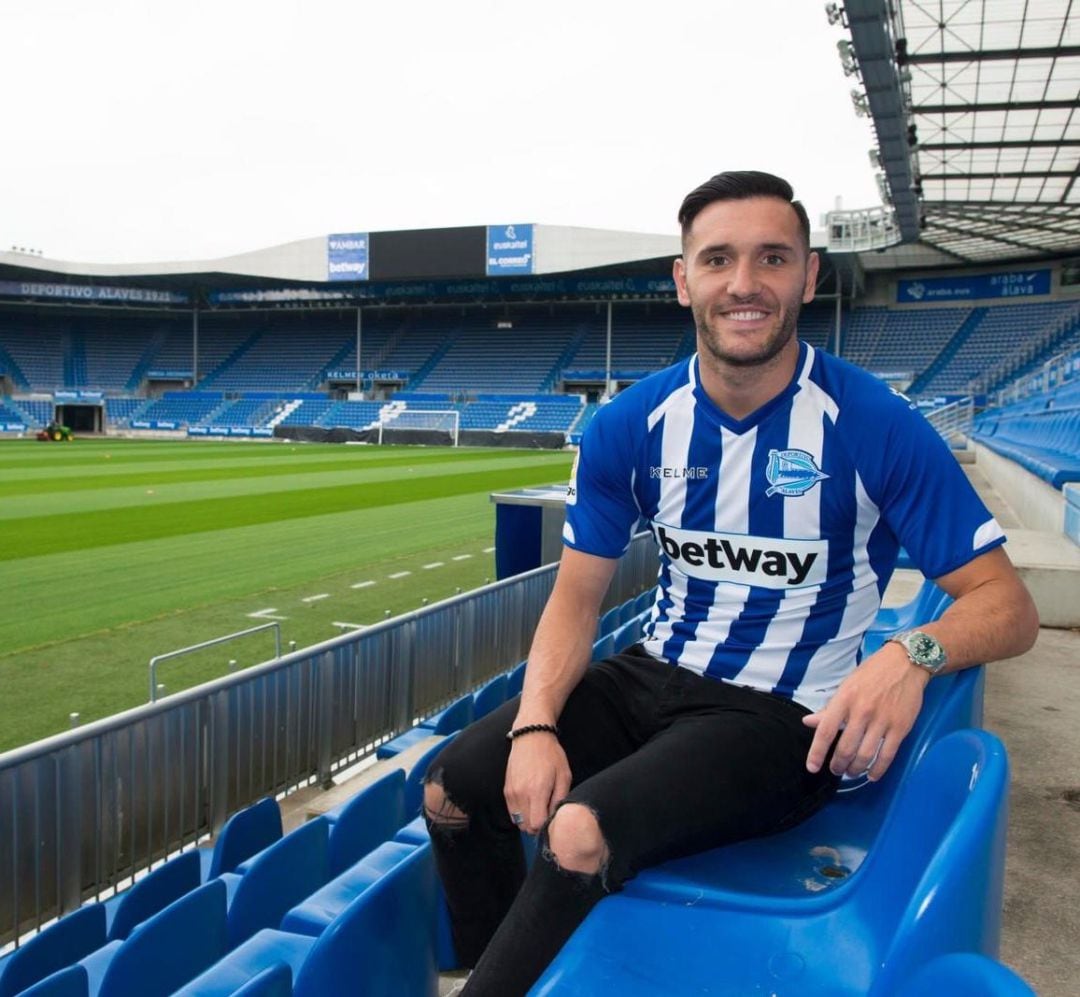 Lucas Pérez posa en Mendizorroza.