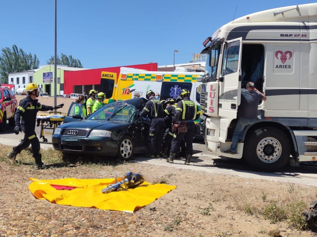 Momento que los bomberos excarcelan al conductor del vehículo