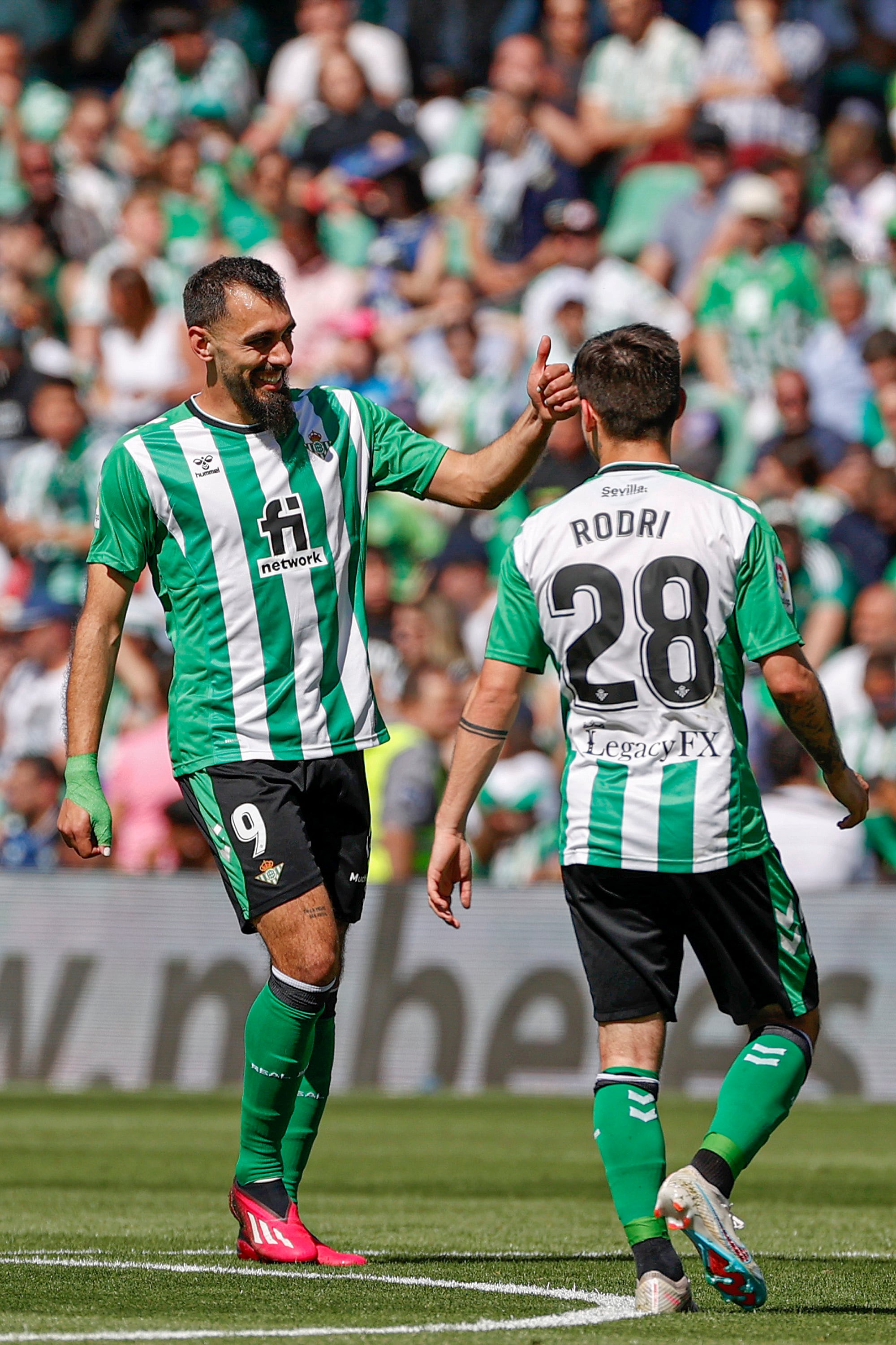 SEVILLA, 19/03/2023.- Borja Iglesias, del Real Betis, junto a su compañero Rodrígo Sánchez &quot;Rodri&quot; (d), tras marcar el 1-0 ante el Mallorca, durante el partido de la jornada 26 de LaLiga que ambos equipos disputaron este domingo en el estadio Benito Villamarín. EFE/Julio Muñoz
