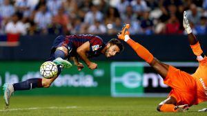 GRA263. MÁLAGA, 13/09/2015.- El delantero del Eibar, Borja Bastón (i), intenta rematar ante el guardameta camerunés del Málaga, Carlos Kameni, durante el encuentro correspondiente a la tercera jornada de Primera División, que disputan esta noche en el estadio de La Rosaleda en Málaga. EFE / Jorge Zapata.