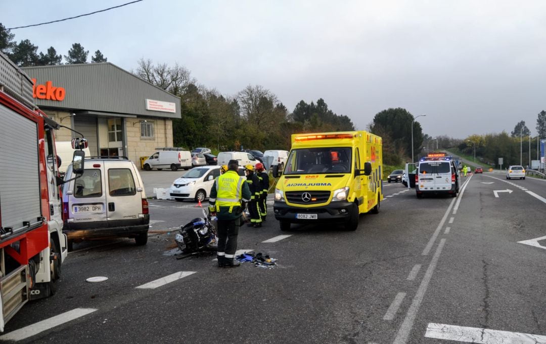 La moto destrozada en el suelo tras impactar con la furgoneta