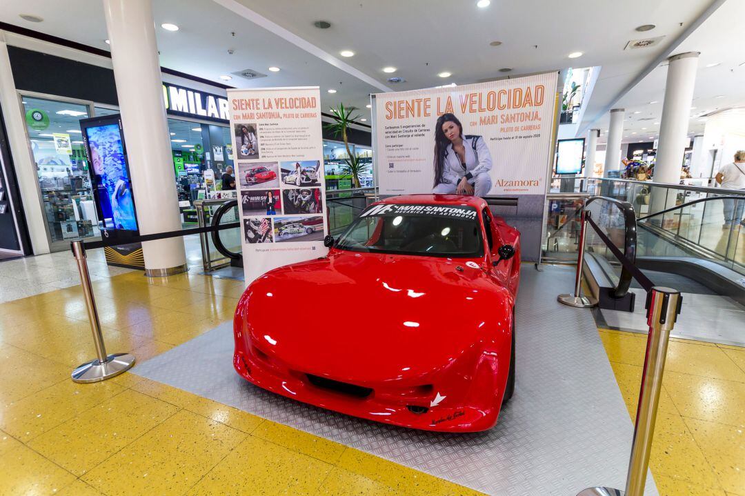 El stand ubicado en la entrada con el coche protagonista y una foto de la piloto