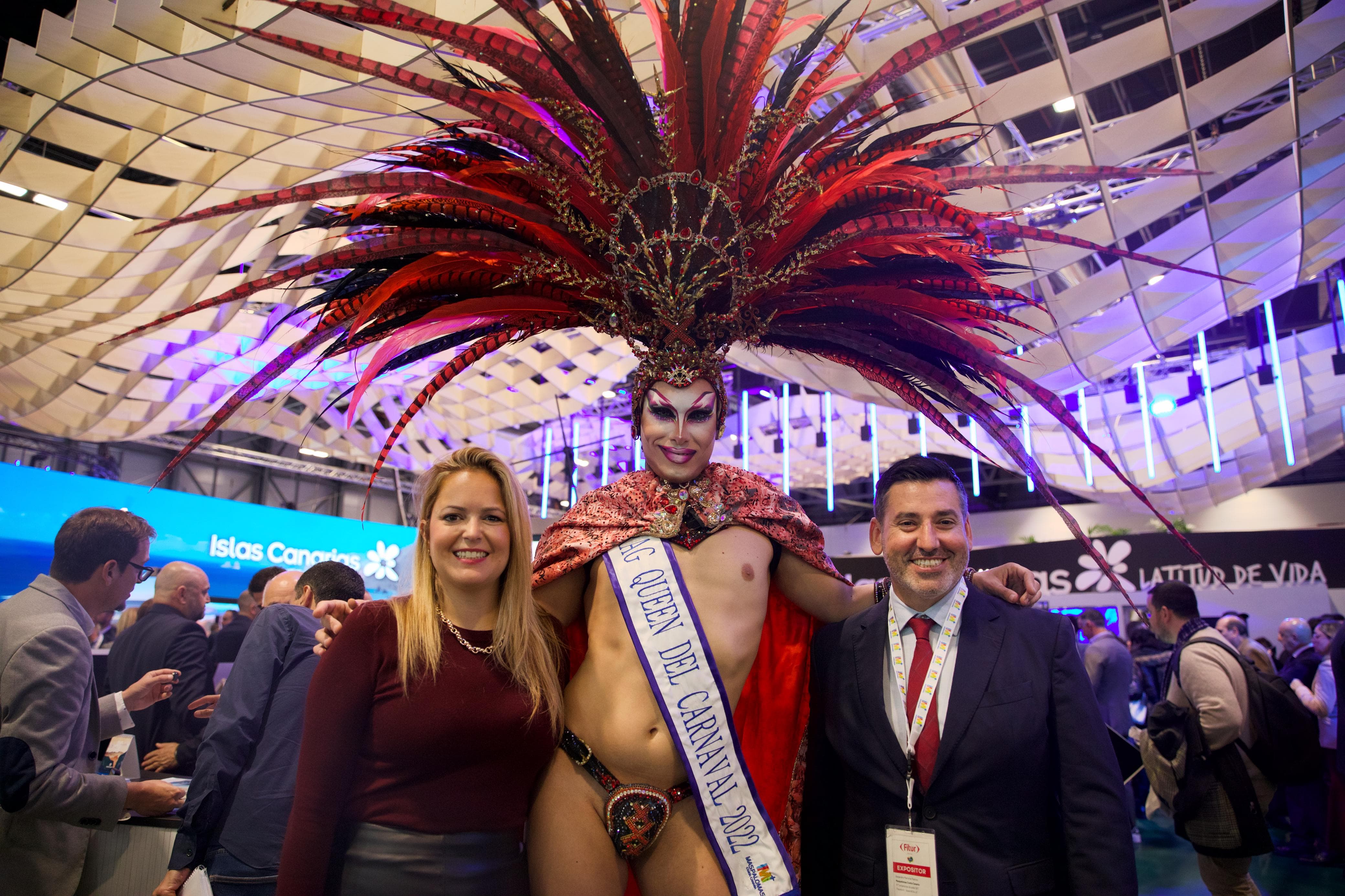 Ylenia Vega y Alejando Marichal con Darg Armek en Fitur