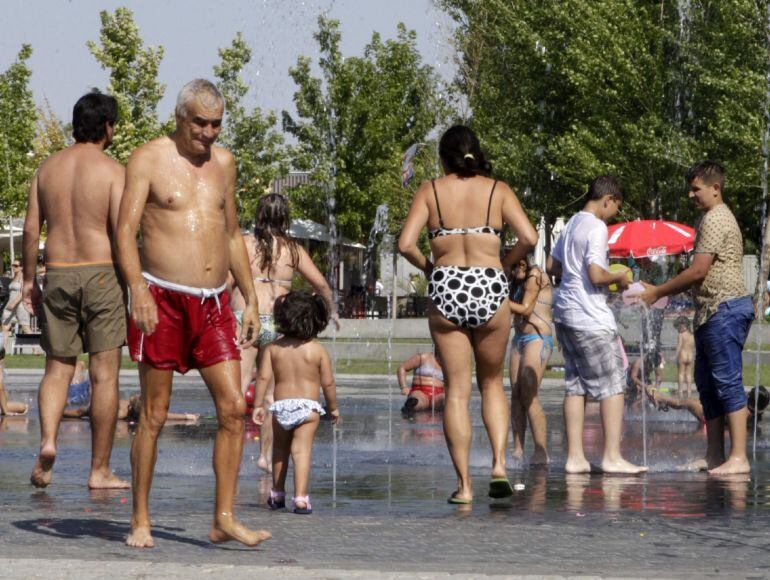 Los madrileños atenúan el calor en las fuentes de Madríd Río, en la segunda jornada de la ola de calor que afecta a la península con temperaturas que superan los 40 grados en varias comunidades autónomas y ciudades.